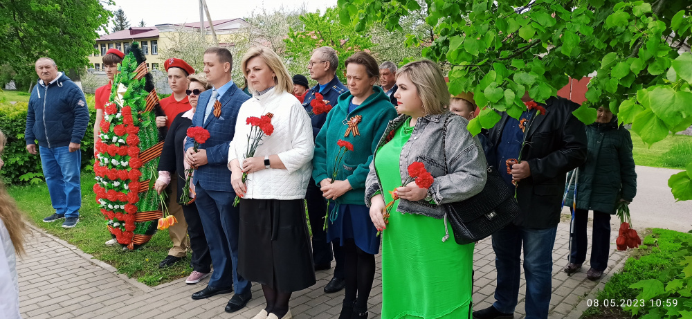 08 мая 2023 года в посëлке совхоза "2-я Пятилетка" накануне Дня Великой Победы возложили цветы и венки на Братской могиле 118