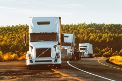 Установлена продолжительность управления грузовыми автомобилями