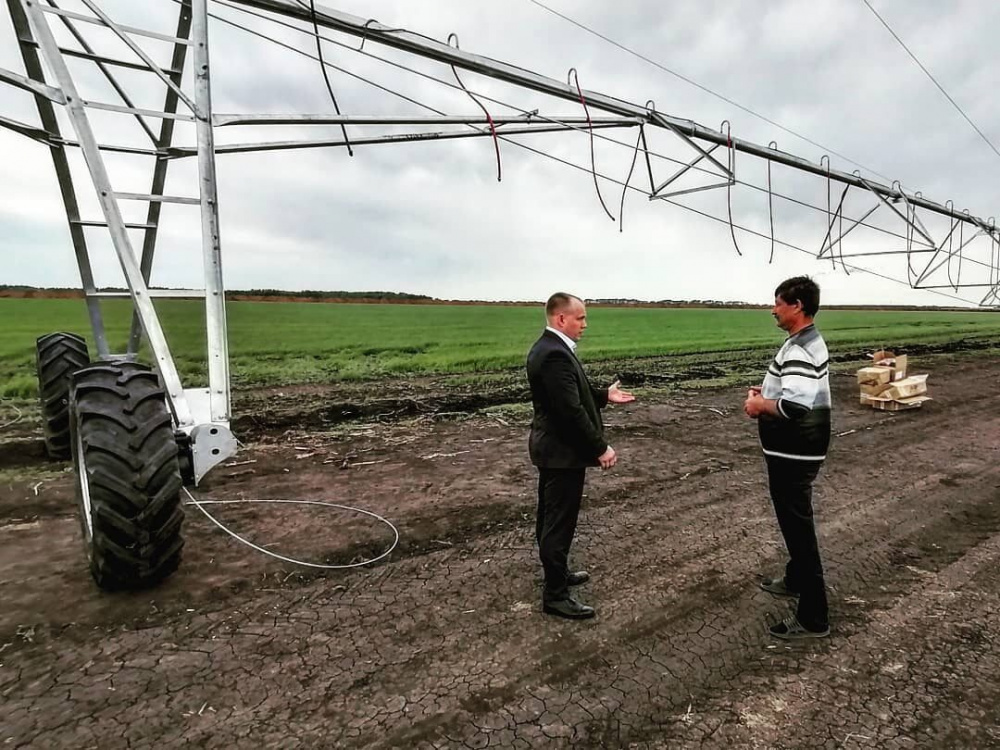 Фермер из Александровки устанавливает оросительную систему