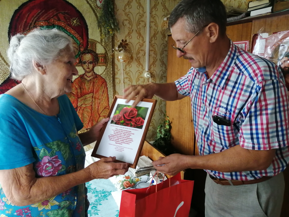 Глава сельского поселения поздравил с 80-летием жительницу х.Дьяконовского 1-го Назарову Таисию Константиновну