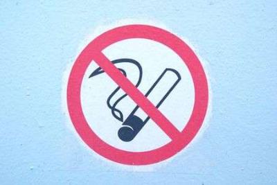 Курить на детской площадке — запрещено! 