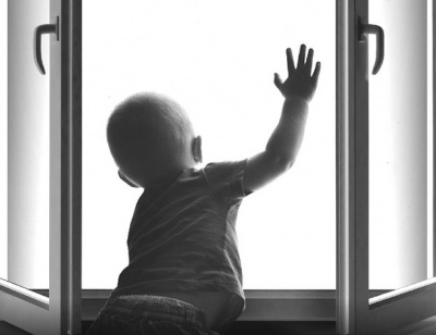 Комиссия по делам несовершеннолетних и защите их прав при Правительстве Самарской области предупреждает: окно – смертельная опасность для ребенка!