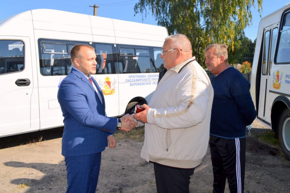 Глава администрации вручил ключи от автобусов
