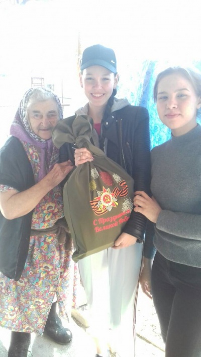 Волонтеры нашего поселения вручили подарки ветеранам ВОВ от Губернатора Самарской области Д.И. Азарова
