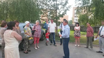 В настоящее время в поселке Товарково активно проходят встречи с жителями с целью разъяснений условий участия включения в муниципальную программу «Формирование современной городской среды»