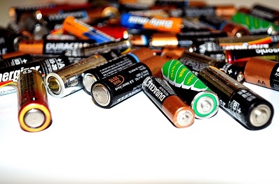 Говорят, батарейки нельзя выкидывать в обычную мусорку. Почему?