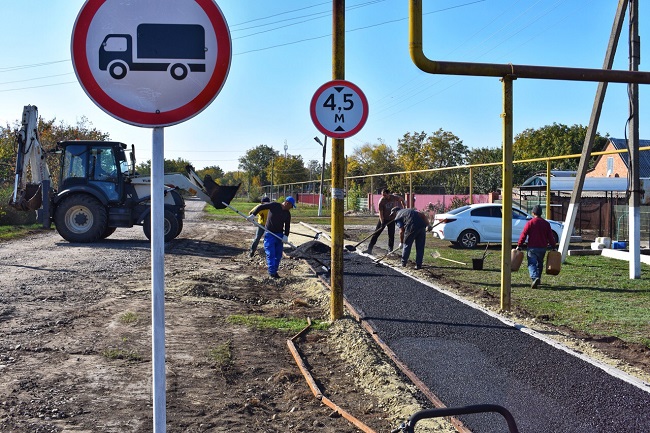 В селе Степное завершаются работы по строительству пешеходного тротуара