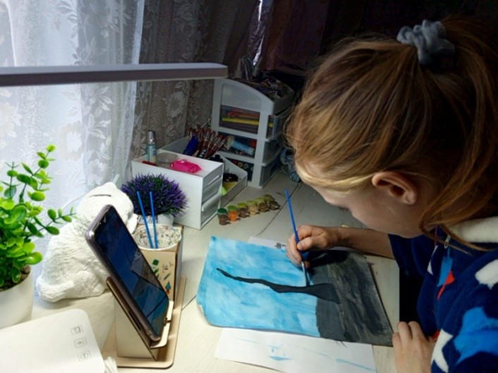 Работники дома культуры провели выставку детских рисунков "Апрель - на дворе капель! ". 