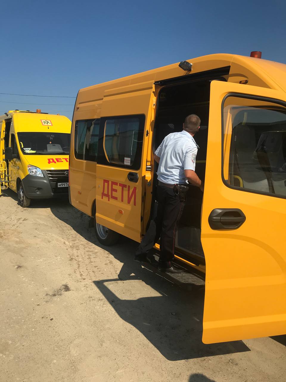 Сотрудники Госавтоинспекции проводят проверки технического состояния школьных автобусов.