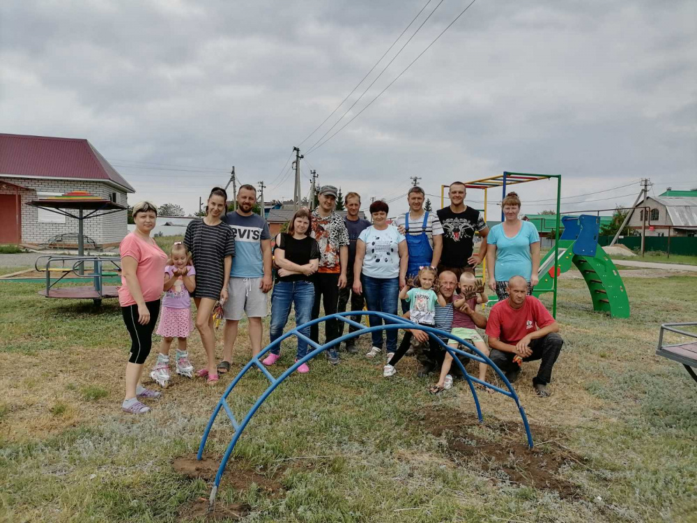 12 июня неравнодушные и активные жители улицы Вишневая поселка Черновский организовали и провели субботник на детской площадке