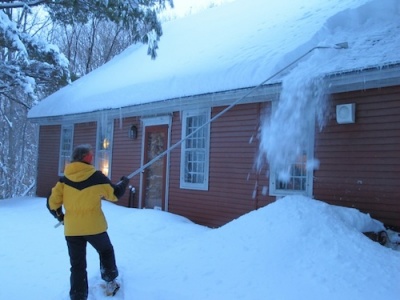 Снег на крыше дома – чем опасен, и как его правильно убирать