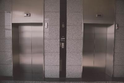 Обязаны ли жильцы первых этажей дома платить за лифт?