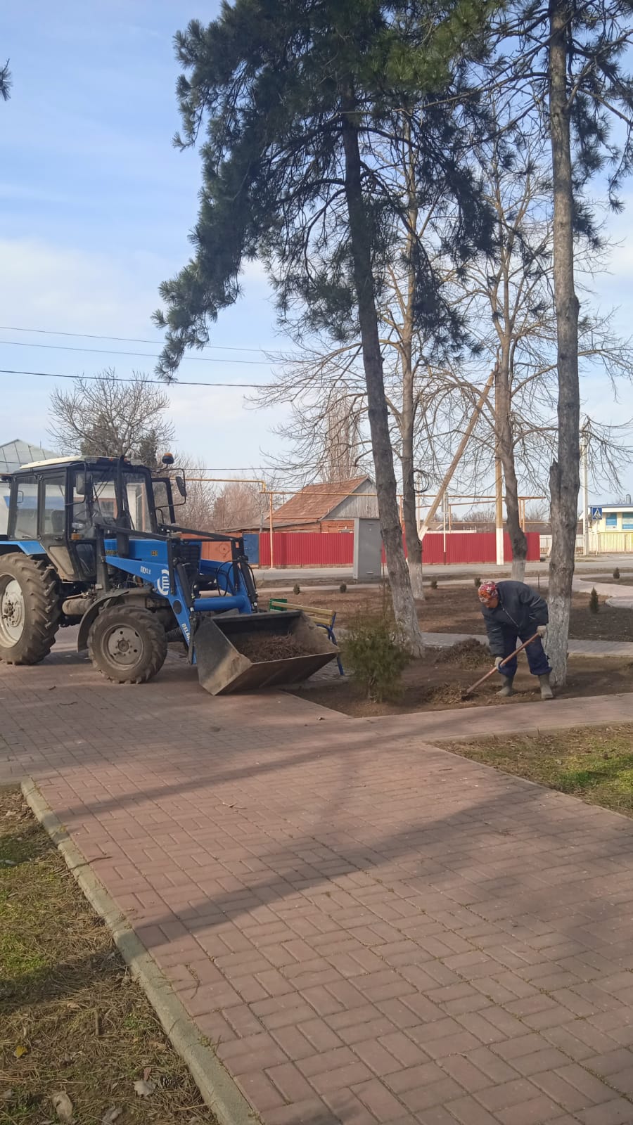 С приходом тепла на территории Камышеватского сельского поселения начались работы по наведению санитарного порядка и благоустройству территории сельского поселения.