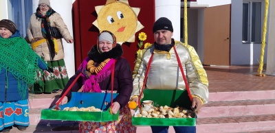 «Вас на Масленицу ждём!Встретим масленым блином,  сыром, мёдом, калочом  да с капустой пирогом!»- так приглашали  9 марта взрослых и детей работники Комсомольского СДК на Масленицу праздничную, вкусную, хлебосольную.