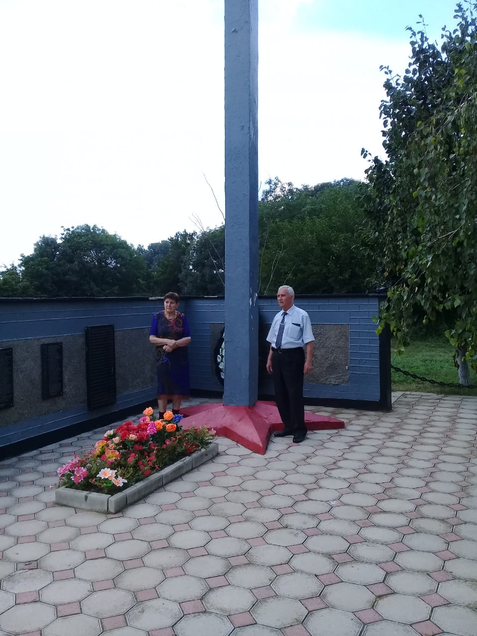 Работники Ангелинского сада в Краснодарском крае в Крупском. Бросить горсть земли в могилу