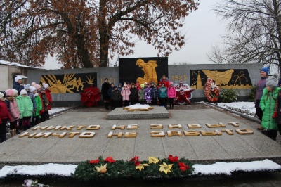 Учащиеся школы МБОУ СОШ №6 станицы Камышеватской приняли участие в митинге «Вечная память героям», посвященному Дню Героев Отечества