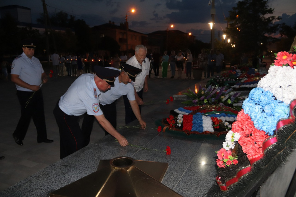Мероприятие, приуроченное к Дню памяти и скорби , прошло вечером 21 июня на площади перед памятником «Клятва» в станице Вешенской Шолоховского района