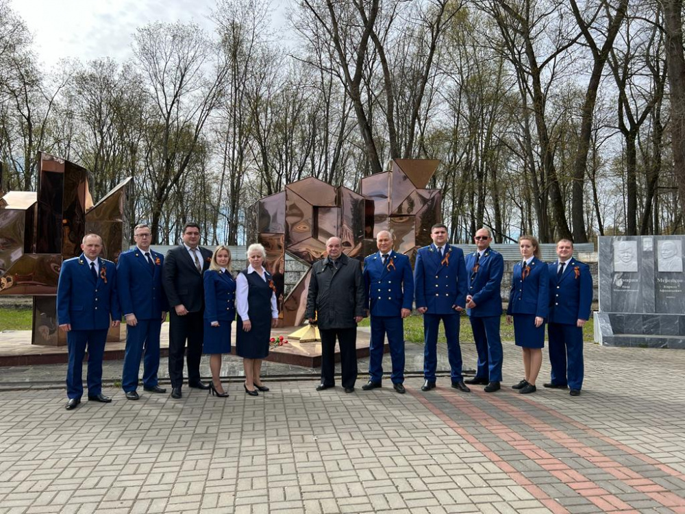 Церемония возложения сотрудниками прокуратуры Судогодского района венка к Вечному огню