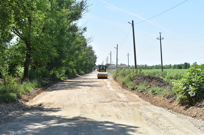 Продолжается капитальный ремонт дороги по улице Ейской