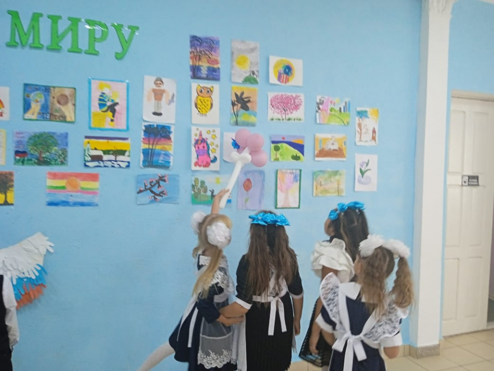 Выставка детских рисунков «Дорога к миру»