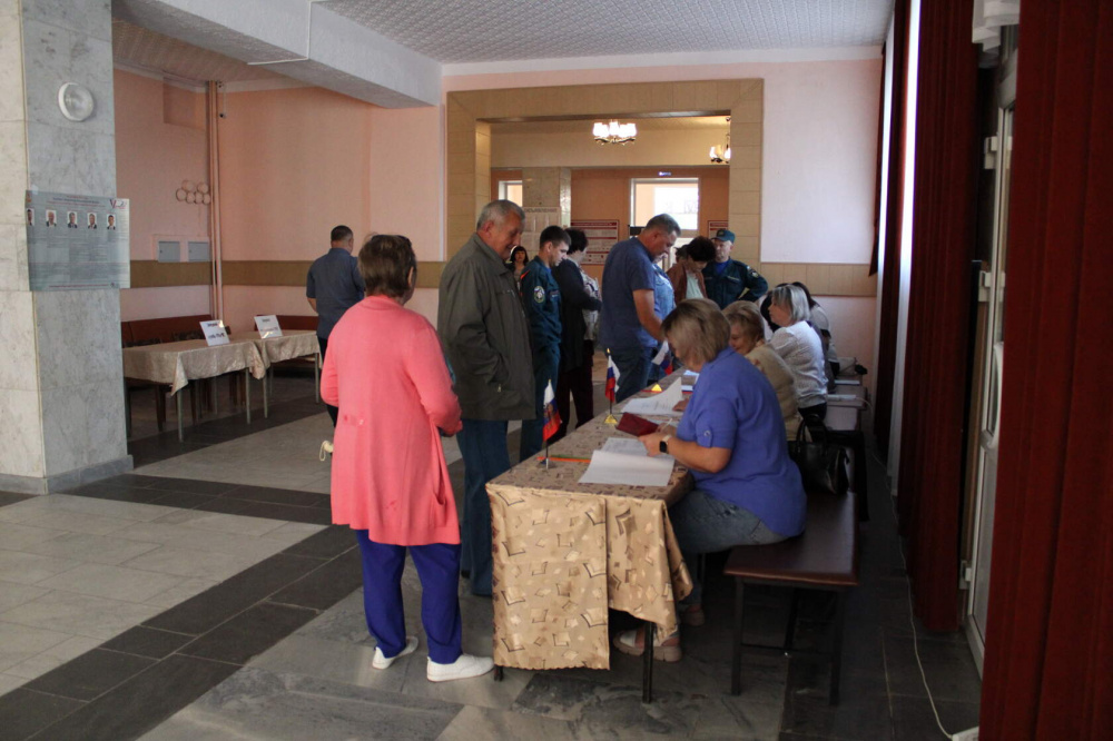 Сегодня в 08:00 в Верхнемамонском районе открылись 18 избирательных участков. На каждом участке работают общественные наблюдатели.