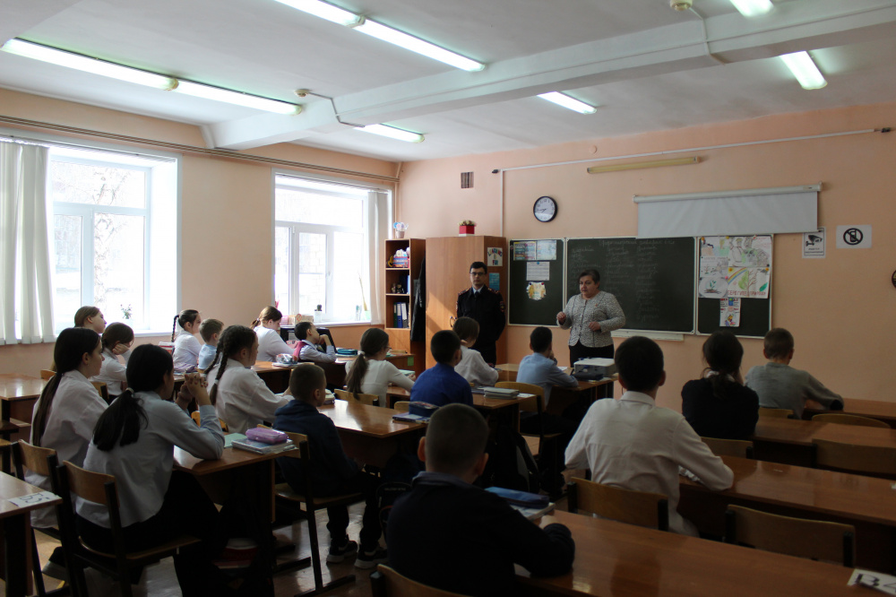 В Самарской области сотрудники территориальных органов внутренних дел проводят с подростками правовые уроки 