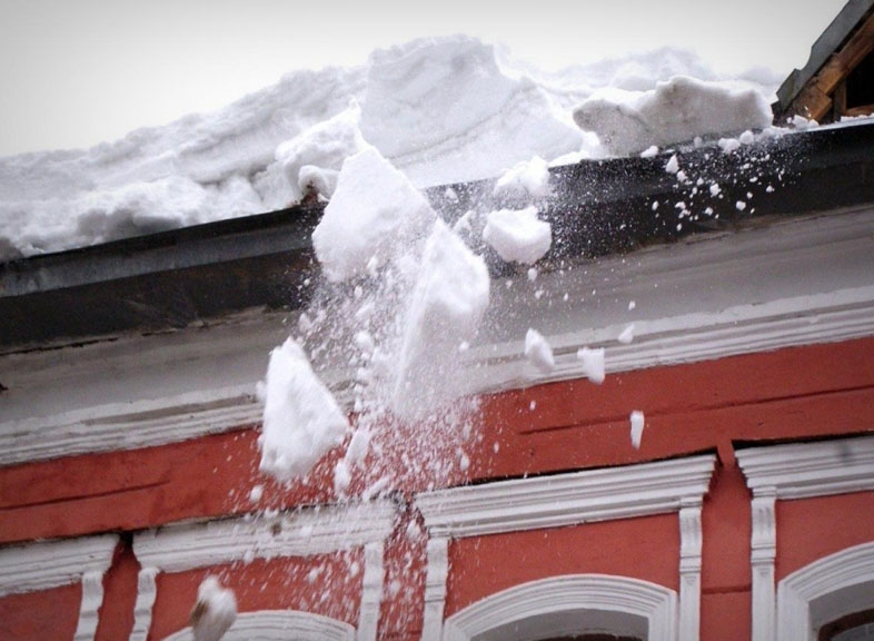Сход снега с крыш и падение сосулек - сезонные риски, которые можно и нужно предупреждать