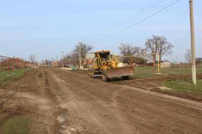 Продолжается работа по грейдированию дорог местного значения