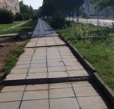 Ремонт тротуара вдоль школы по улице Строителей.