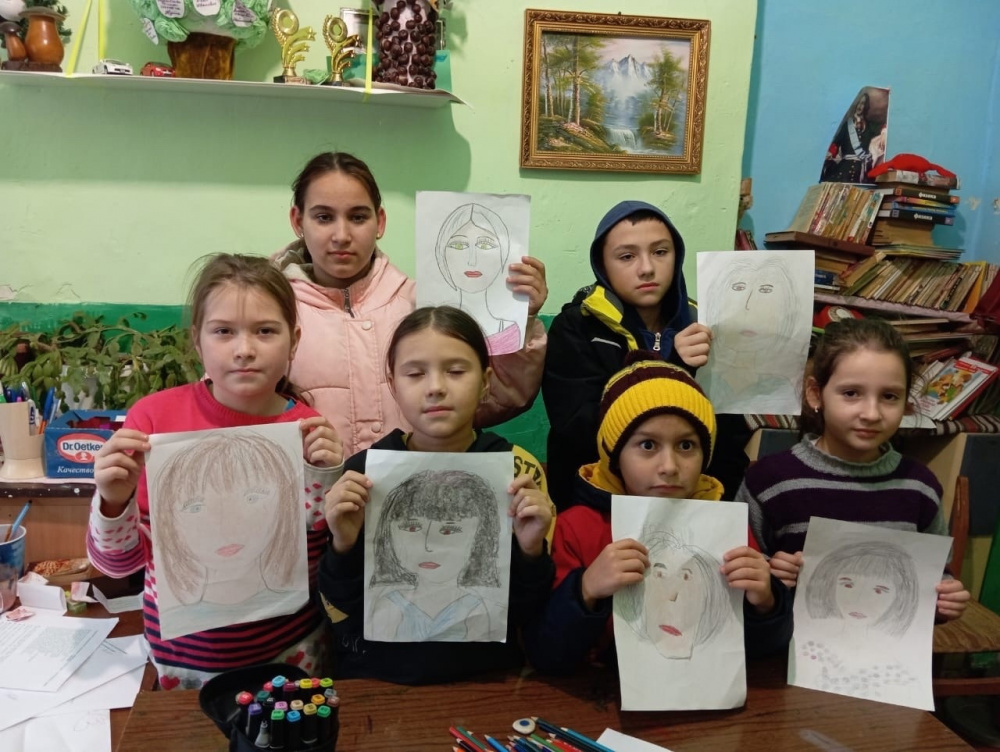 19 ноября в с. Дмитриевка культ организатор Игнатенко Е.С., провела выставку детских рисунков на тему "Мамин портрет"