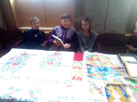 1 ноября, в день школьных каникул, работниками Центрального Дома Культуры села Каширского был организован мастер-класс «Творчеством едины»
