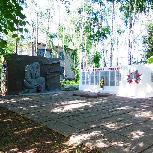Памятник землякам, погибшим в годы ВОВ пос. Перво-Эртиль