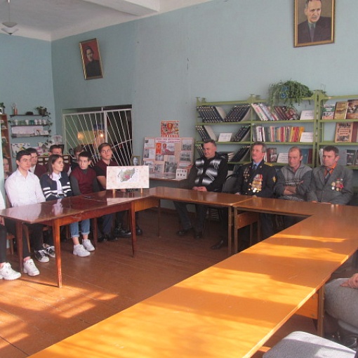 В гостях в библиотеке участники боевых сражений Афганистана с учащимися старших классов.