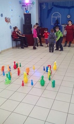 В период зимних каникул в Комсомольском СДК для детей был разработан и  проведен ряд мероприятий. Новогодний утренник  «Новогоднее путешествие по странам мира» 