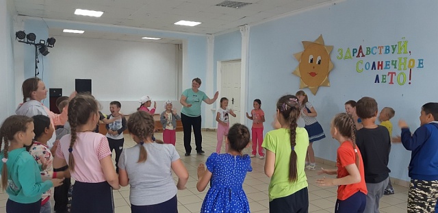        4 июня в Комсомольском СДК для воспитанников пришкольного лагеря дневного пребывания «Солнышко» была проведена игровая программа «Здравствуй, солнечное лето!».