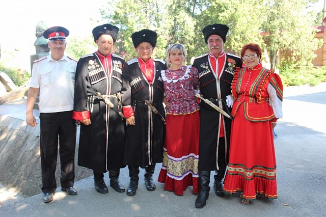 3 августа  делегация казаков Ейского района совместно со специалистом по делам молодежи, посетили старинный город Азов.