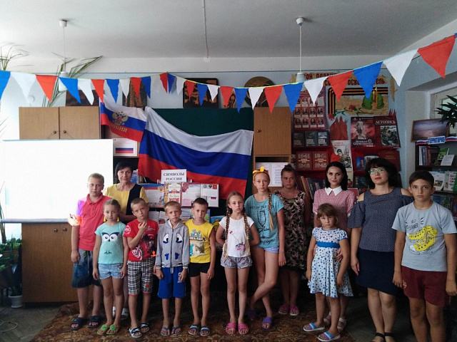       22 августа МУ «СДК ст.Камышеватской» проводилась викторина «Три цвета Российской славы» ко Дню государственного флага России.    