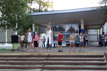 Патриотично прошла развлекательная программа «Триколор», посвященная Дню Государственного флага России в сельском поселении Черновский. 