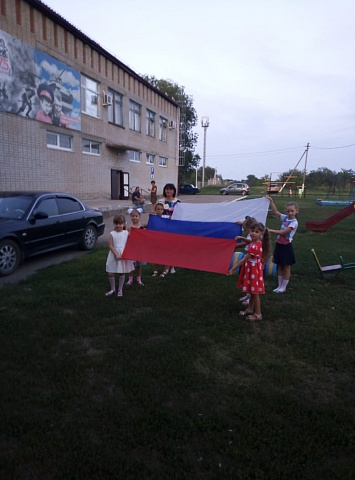 Овеянный славой Российский флаг