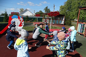29 августа в сельском поселении Черновский в рамках проекта «Выходи гулять!» прошло одно из очередных мероприятий серии «День двора» - развлекательная программа для дошкольников «Из чего же ..»