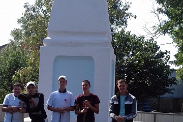 Учащиеся навели порядок на памятнике погибших красноармейцев в годы Гражданской войны 