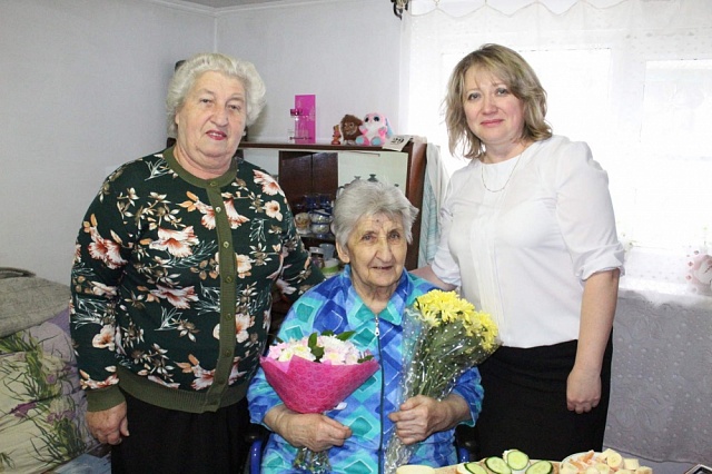 29 ноября  своё день рождение отмечала   ветеран труда , житель села Кухаривка  Стоценко Неля Антоновна 