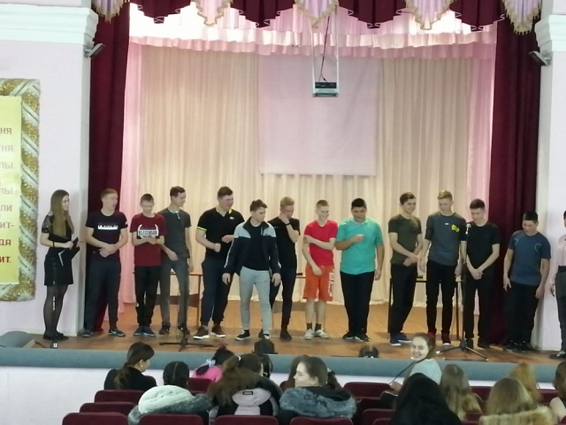22 февраля, накануне праздника "День защитника Отечества", в Доме культуры была проведена конкурсная программа для молодежи «А ну-ка, парни!». 