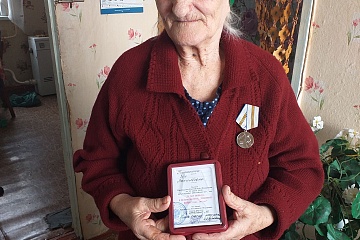 Поздравили награждённых юбилейной медалью "75 лет Победы в Великой Отечественной войне 1941-1945 годов" по Краснозоренскому сельскому поселению"