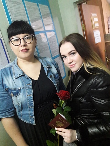 Сотрудники отделения по вопросам миграции Волжского района поздравили представительниц прекрасного пола с Международным женским днем