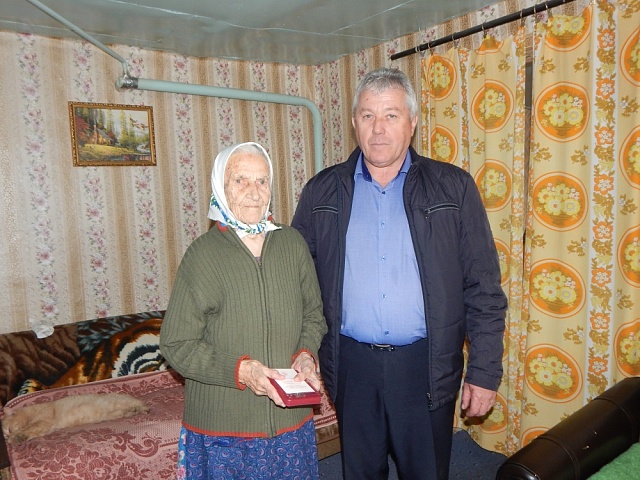 Вручение медали Щегольковой Клавдии Дмитриевне
