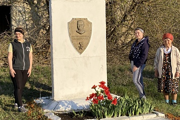 Волонтерами села Манино был приведен в порядок памятник Герою Советского Союза Г.Г.Светочеву 