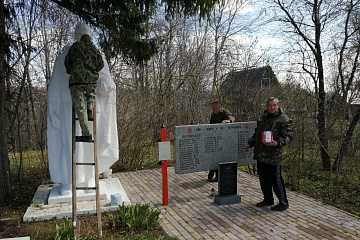 Мятлевские пожарные благоустроили воинское захоронение в деревне Богданово