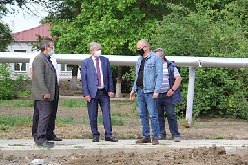 Сегодня на строительной площадке парка станицы Новониколаевской побывал глава района Виктор Кузьминов.