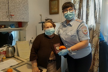В Волжском районе сотрудники миграционной службы вручили 80-летней жительнице первый паспорт Российской Федерации